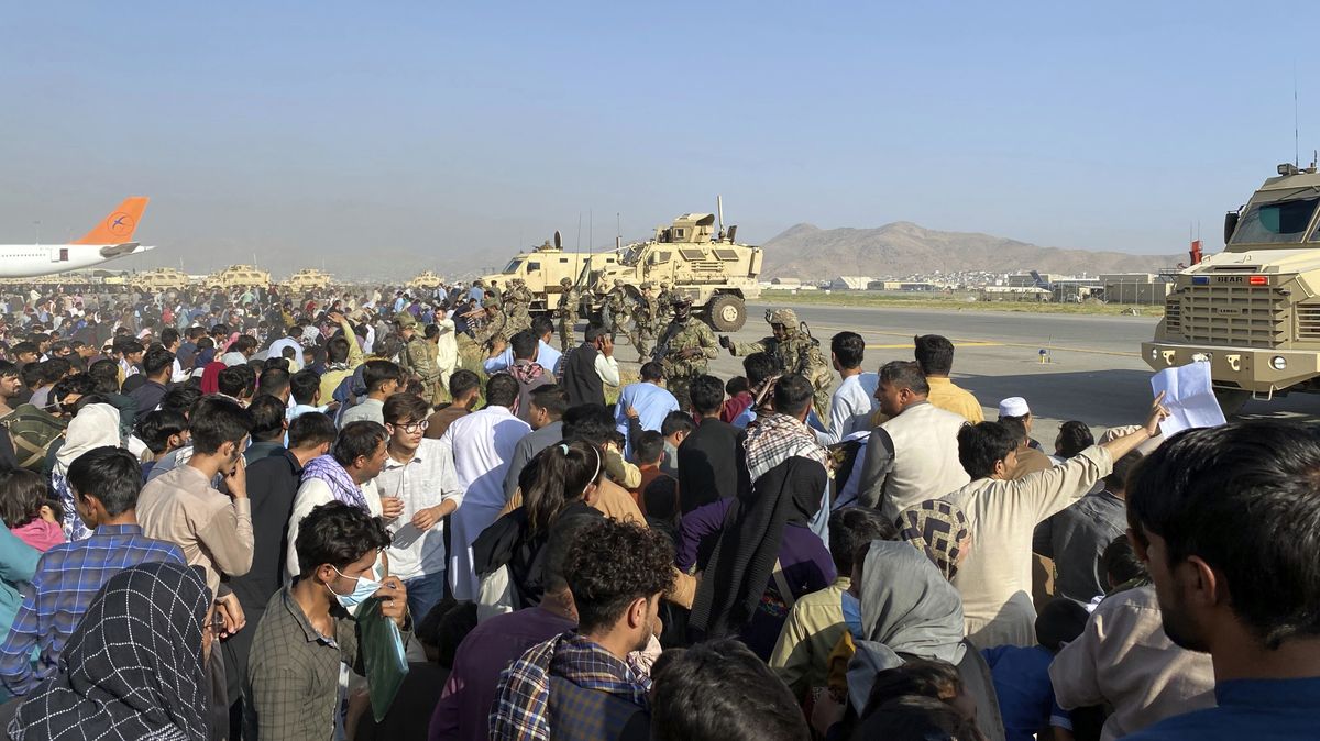 Záběry nejhlubší beznaděje: Tisíce lidí se marně snaží uniknout před Tálibánem